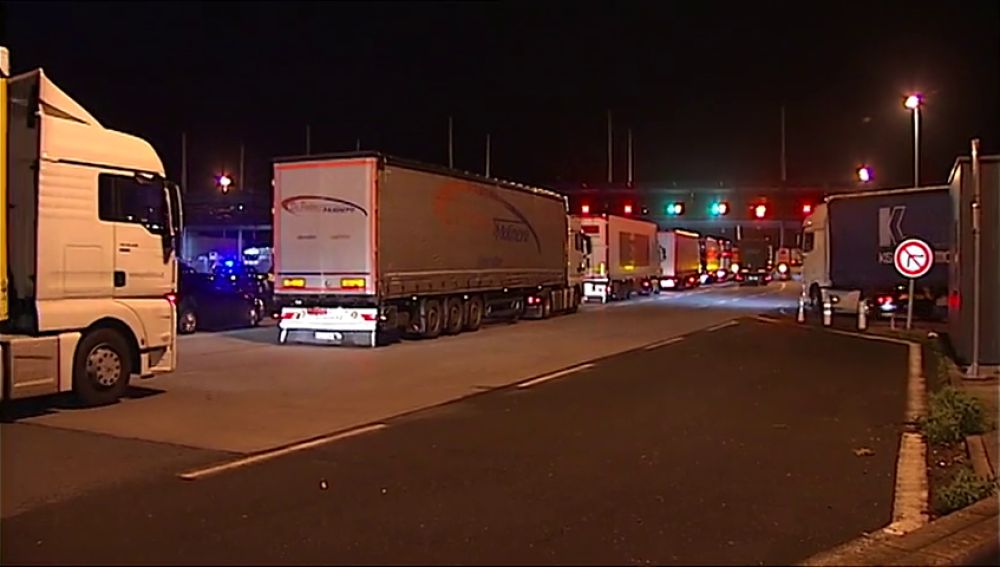 Los piquetes que bloquean la frontera con Francia reconocen el daño a los camioneros pero lo ven como la única vía para lograr sus objetivos