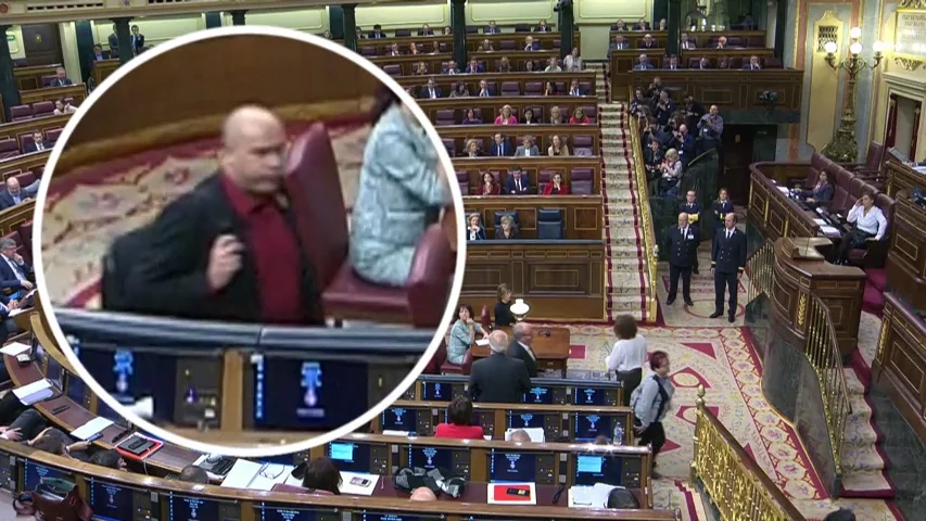 El momento en el que un diputado de ERC supuestamente escupe a Borrell El momento en el que un diputado de ERC supuestamente escupe a Borrell
