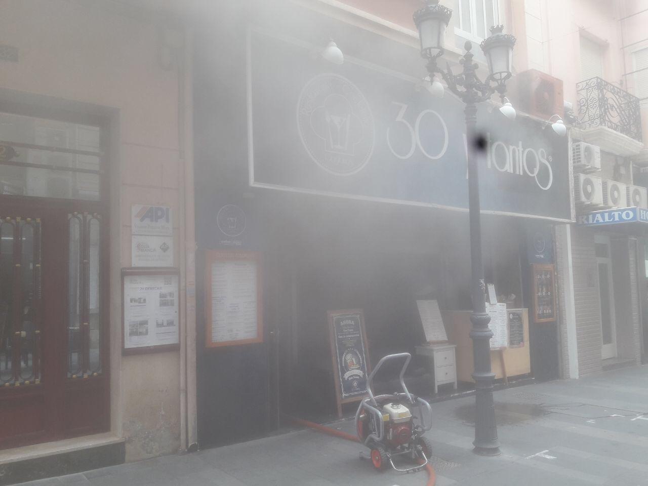 Arde un local de ocio en la Calle Castaños y los bomberos desalojan la zona Arde un local de ocio en la Calle Castaños y los bomberos desalojan la zona