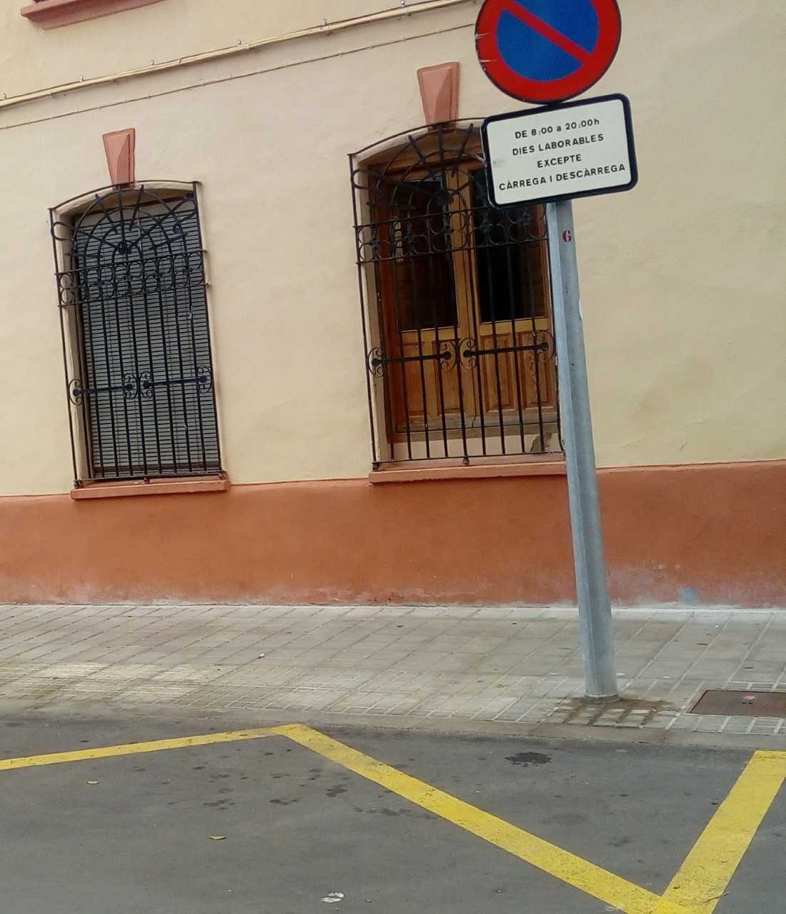 La Policia Local ha denunciat 45 vehicles per ocupar espais de càrrega i descàrrega La Policia Local ha denunciat 45 vehicles per ocupar espais de càrrega i descàrrega