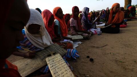 Varias ni&ntilde;as en Sud&aacute;n del Sur