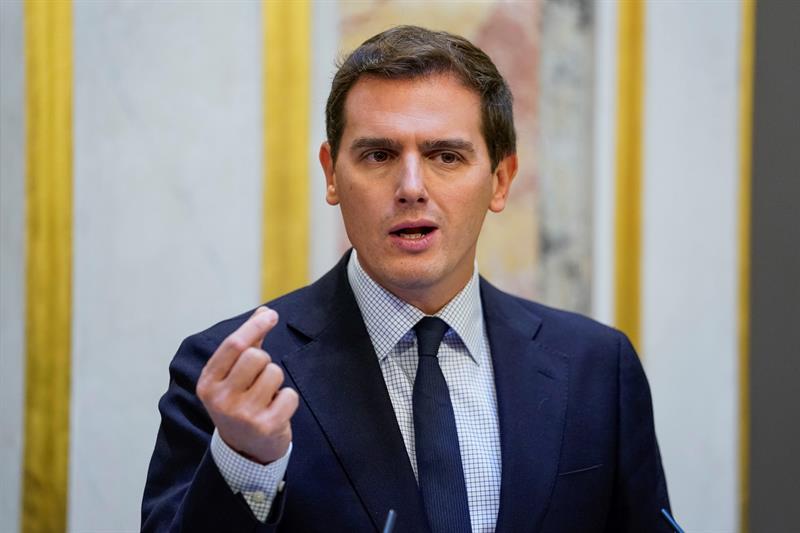 Rivera lamenta que el PSOE minimice que los independentistas "escupan a España" Rivera lamenta que el PSOE minimice que los independentistas "escupan a España"