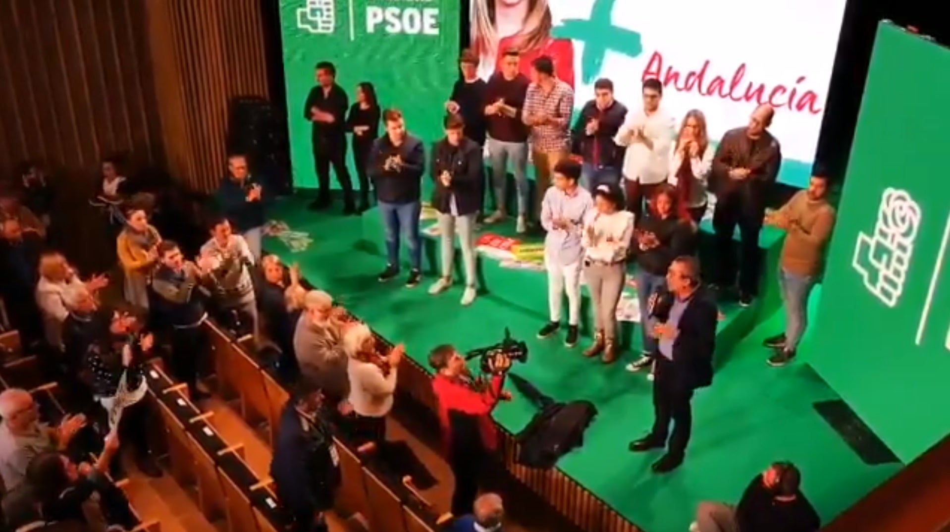 El PSOE suspende el mitin de Susana Díaz por la protesta de unos 40 taxistas El PSOE suspende el mitin de Susana Díaz por la protesta de unos 40 taxistas