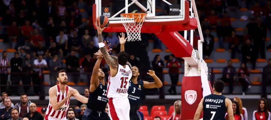 Jugadores del Real Madrid y Olympiacos pelean por un rebote Jugadores del Real Madrid y Olympiacos pelean por un rebote
