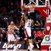 Jugadores del Real Madrid y Olympiacos pelean por un rebote Jugadores del Real Madrid y Olympiacos pelean por un rebote