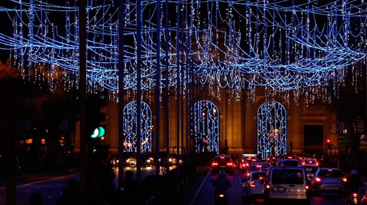 Las luces navideñas se encienden en Madrid este viernes, con un nuevo diseño en Gran Vía y con abetos en la Plaza Mayor Las luces navideñas se encienden en Madrid este viernes, con un nuevo diseño en Gran Vía y con abetos en la Plaza Mayor
