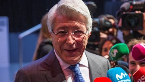 Enrique Cerezo atiende a los medios de comunicaci&oacute;n