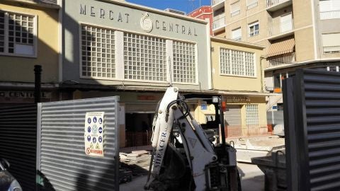 Una m&aacute;quina junto al &aacute;rea de excavaciones arqueol&oacute;gicas del Mercado Central de Elche