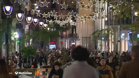 Más de 100 kilómetros de bombillas iluminan ya las calles de Barcelona en su alumbrado de Navidad Más de 100 kilómetros de bombillas iluminan ya las calles de Barcelona en su alumbrado de Navidad