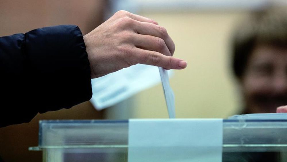 Un ciudadano deposita su voto en una urna