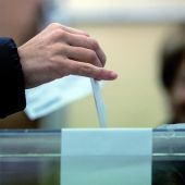 Un ciudadano deposita su voto en una urna