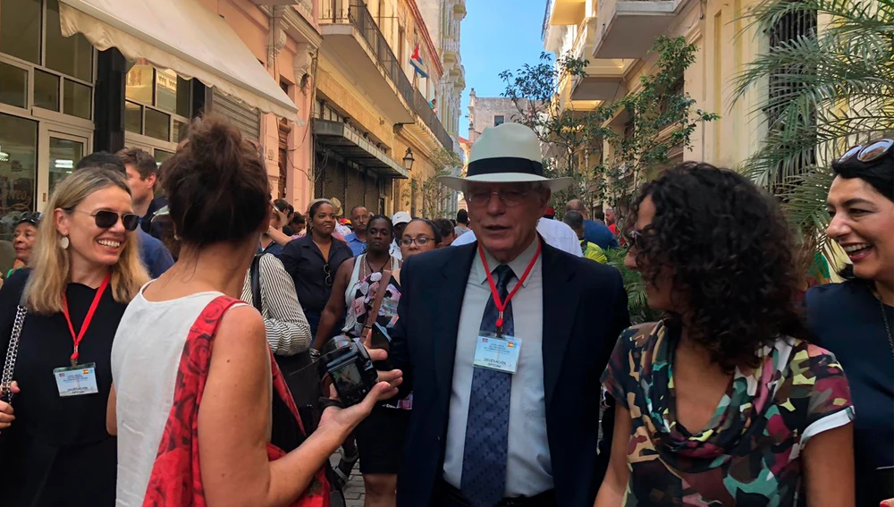 Josep Borrell por las calles de La Habana