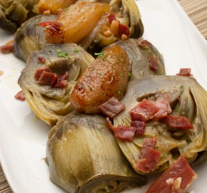 Karlos Arguiñano en tu cocina: Alcachofas con chalotas y jamón / Jamón de pato casero al pimentón con ensalada de queso, manzana y pepinillo Karlos Arguiñano en tu cocina: Alcachofas con chalotas y jamón / Jamón de pato casero al pimentón con ensalada de queso, manzana y pepinillo