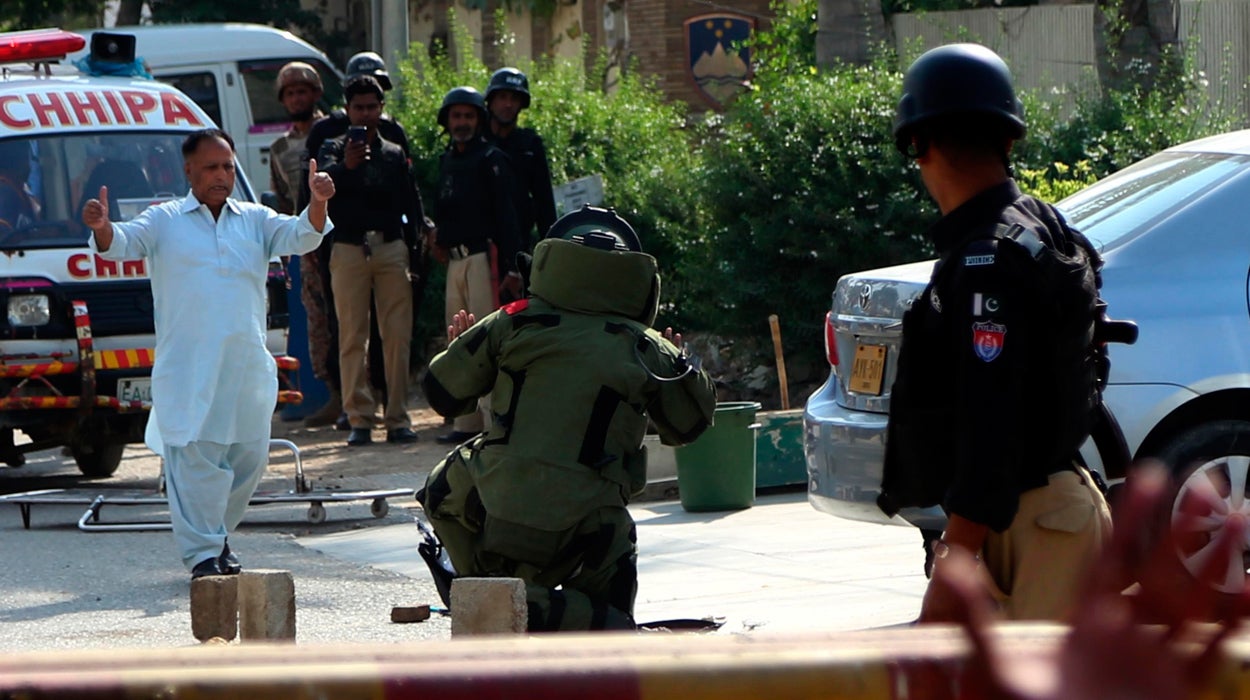 Los atentados en un bazar y un consulado chino causan 32 muertos en Pakistán Los atentados en un bazar y un consulado chino causan 32 muertos en Pakistán