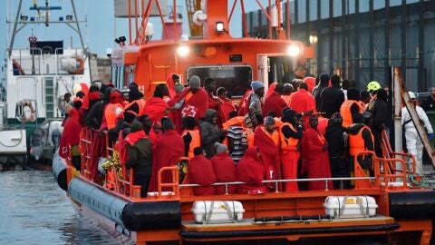 Migrantes rescatados en el mar de Albor&aacute;n