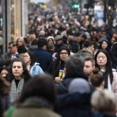 Gente comprando en el centro de Madrid