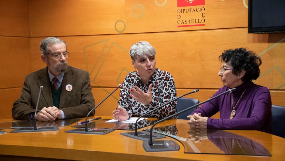 La diputada de Acción Social, Elena Vicente-Ruiz, junto con los fundadores de la asociación AFAVIR.