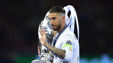 Sergio Ramos, con el trofeo de la Champions logrado en la final de 2017