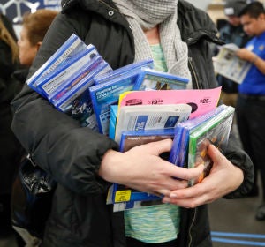 Un hombre con sus compras del 'Black Friday' Un hombre con sus compras del 'Black Friday'