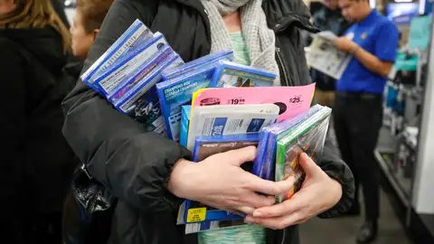 Imagen de archivo de un hombre con sus compras del 'Black Friday' Un hombre con sus compras del 'Black Friday'