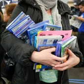 Imagen de archivo de un hombre con sus compras del 'Black Friday' Imagen de archivo de un hombre con sus compras del 'Black Friday'