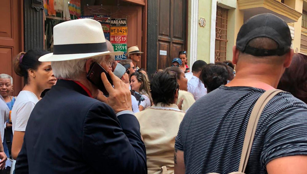 Borrell hablando por teléfono en las calles de La Habana 