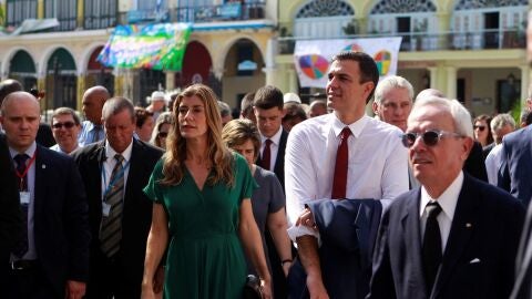 El presidente del Gobierno de Espa&ntilde;a, Pedro S&aacute;nchez y su esposa Mar&iacute;a Bego&ntilde;a G&oacute;mez en su visita a Cuba