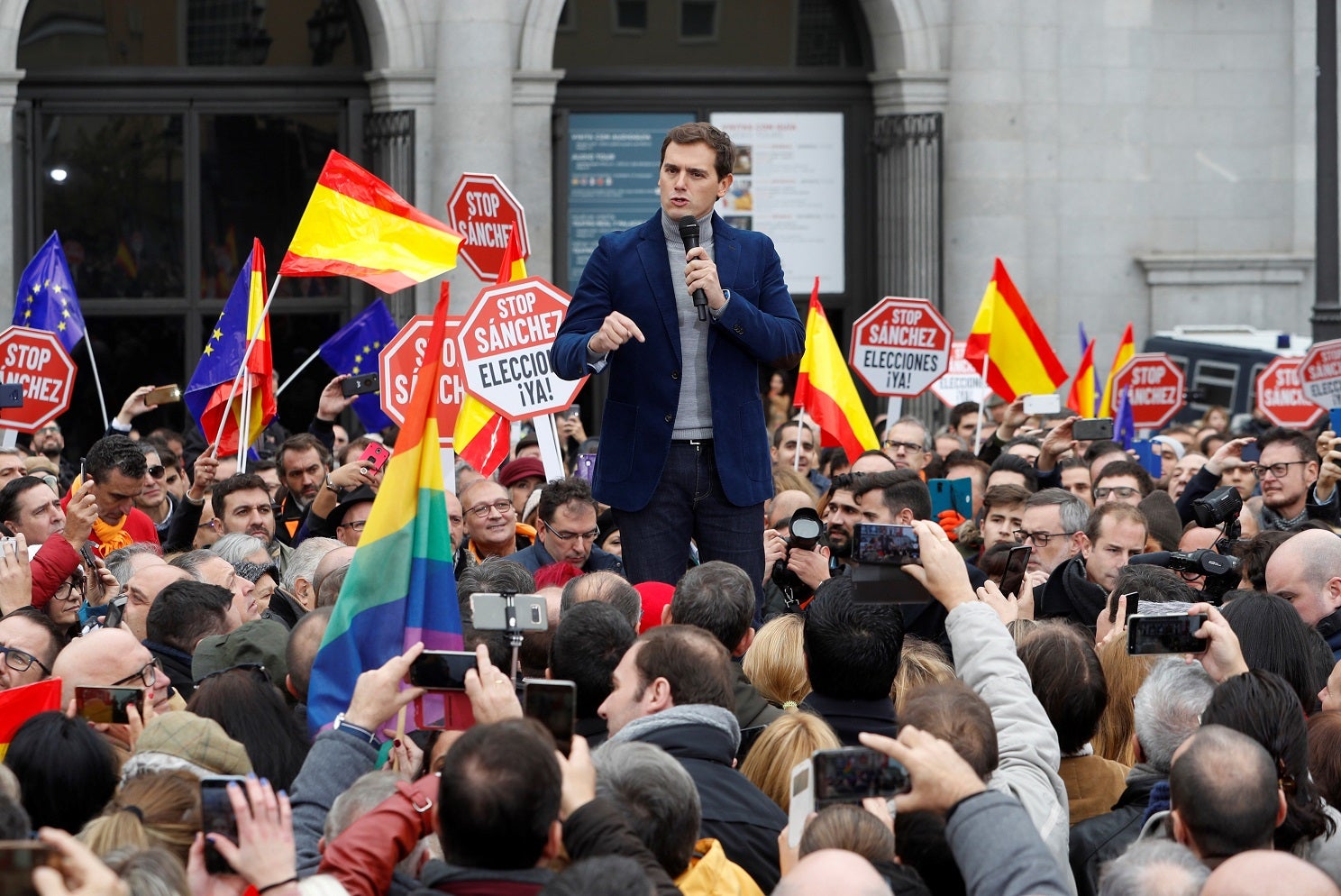 Rivera dice que Sánchez necesita "conceder indultos como si fuera un juez" para conseguir la mayoría política Rivera dice que Sánchez necesita "conceder indultos como si fuera un juez" para conseguir la mayoría política