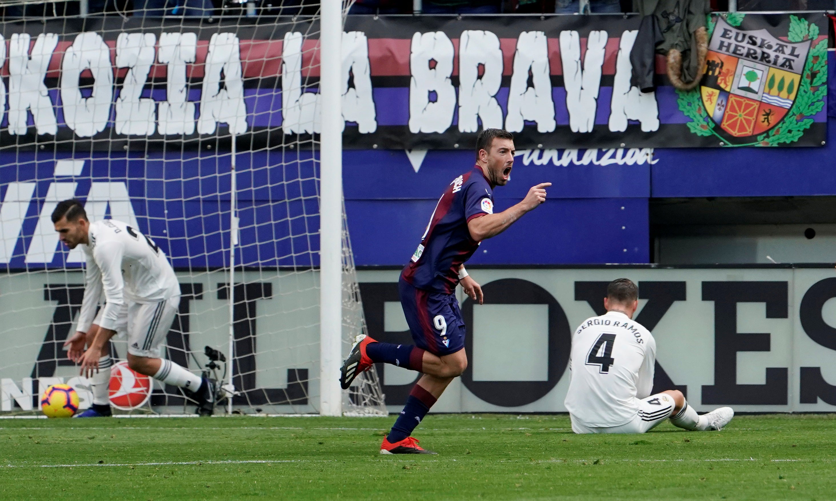 Nueva debacle del Real Madrid: el Eibar le saca los colores en Ipurua Nueva debacle del Real Madrid: el Eibar le saca los colores en Ipurua