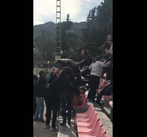 Pelea de padres en una grada Pelea de padres en una grada