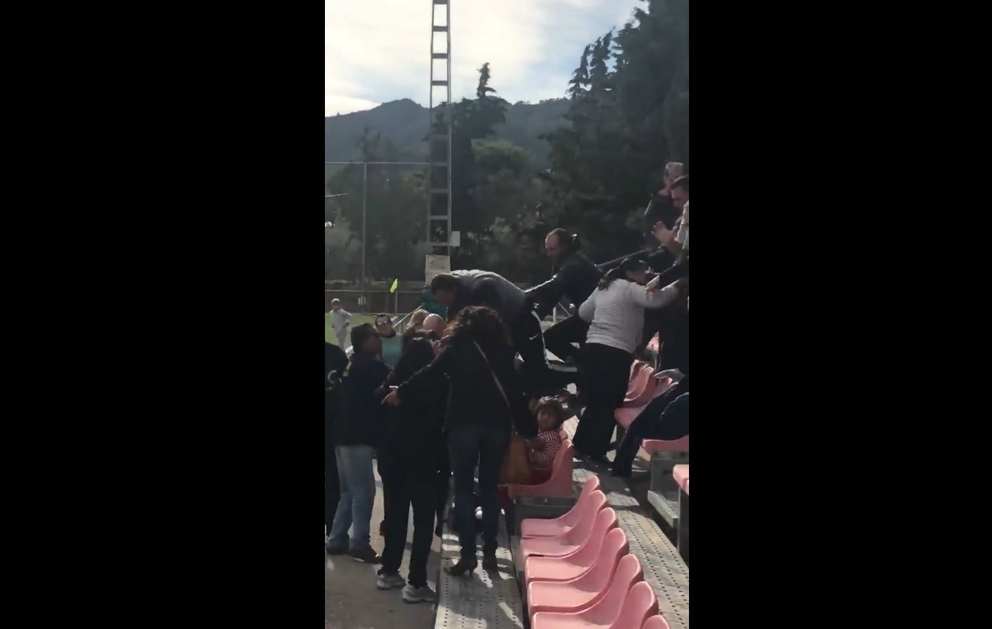 Vergonzosa pelea de padres en las gradas de un partido infantil en Murcia Vergonzosa pelea de padres en las gradas de un partido infantil en Murcia