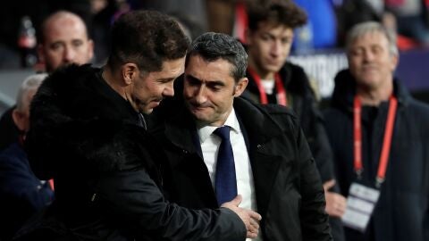 Ernesto Valverde saluda a Simeone antes del partido