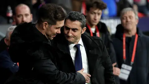Ernesto Valverde saluda a Simeone antes del partido Ernesto Valverde saluda a Simeone antes del partido