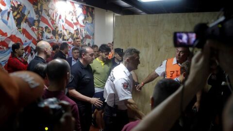 El jugador del Boca, Pablo P&eacute;rez, sale del Monumental tras resultar herido en el ataque del autob&uacute;s por aficionados del River Plate