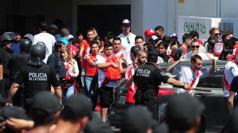 La Polic&iacute;a en las inmediaciones del Monumental antes de la final de la Copa Libertadores entre el River y el Boca