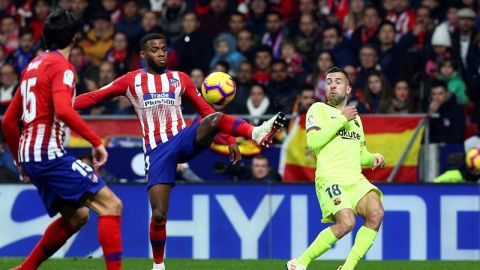 Thomas Lemar juega un bal&oacute;n ante Jordi Alba en el Atl&eacute;tico-Bar&ccedil;a