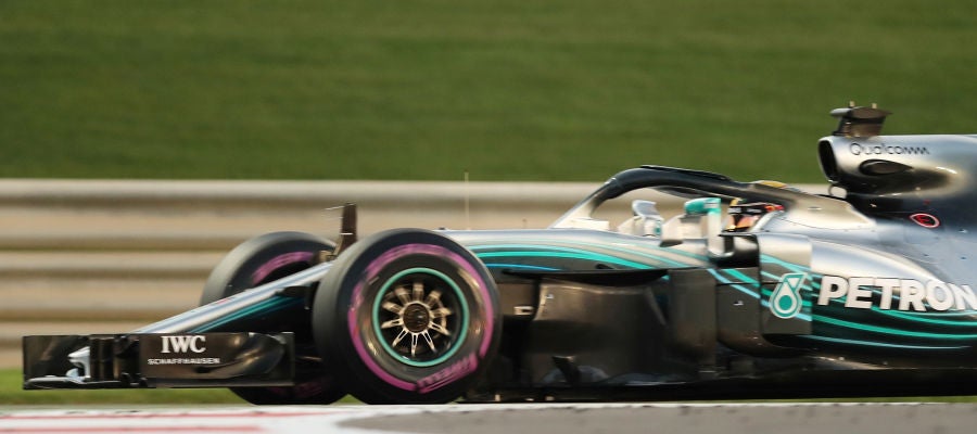 Lewis Hamilton rueda con su Mercedes en Abu Dabi Lewis Hamilton rueda con su Mercedes en Abu Dabi