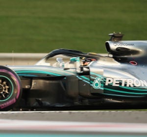 Lewis Hamilton rueda con su Mercedes en Abu Dabi Lewis Hamilton rueda con su Mercedes en Abu Dabi