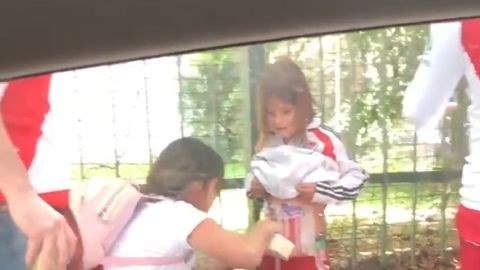 Una madre pega a su hija bengalas en el cuerpo