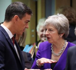 Noticias Fin de semana (24-11-18) May viaja a Bruselas para reunirse con Juncker y Tusk un día después de las amenazas de Sánchez sobre Gibraltar Noticias Fin de semana (24-11-18) May viaja a Bruselas para reunirse con Juncker y Tusk un día después de las amenazas de Sánchez sobre Gibraltar