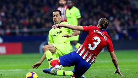 Busquets y Filipe Luis pelean un bal&oacute;n en el Atl&eacute;tico-Bar&ccedil;a