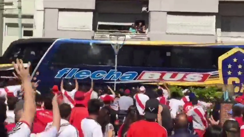 Graves incidentes ponen en peligro la final de la Copa Libertadores entre el River y el Boca Graves incidentes ponen en peligro la final de la Copa Libertadores entre el River y el Boca