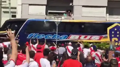 Pedradas y gas pimienta en la llegada de Boca Juniors al Monumental antes de la final de la Copa Libertadores Pedradas y gas pimienta en la llegada de Boca Juniors al Monumental antes de la final de la Copa Libertadores