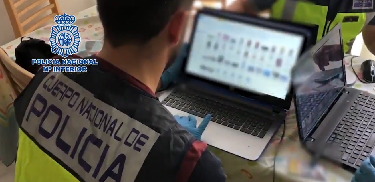 Se hace pasar por un joven de 17 años para pedir fotos sexuales a niñas de entre 11 y 13 años Se hace pasar por un joven de 17 años para pedir fotos sexuales a niñas de entre 11 y 13 años
