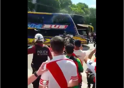 Jorge Valdano: "Que no puedan asegurar el acceso del autobús del Boca al Monumental es un ejercicio de dejadez difícil de explicar" Jorge Valdano: "Que no puedan asegurar el acceso del autobús del Boca al Monumental es un ejercicio de dejadez difícil de explicar"