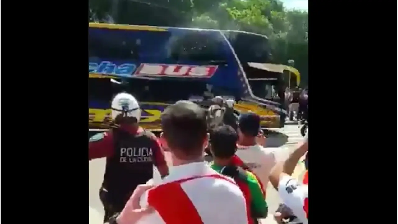 Hinchas lanzando objetos contra el autobús del Boca Juniors Hinchas lanzando objetos contra el autobús del Boca Juniors