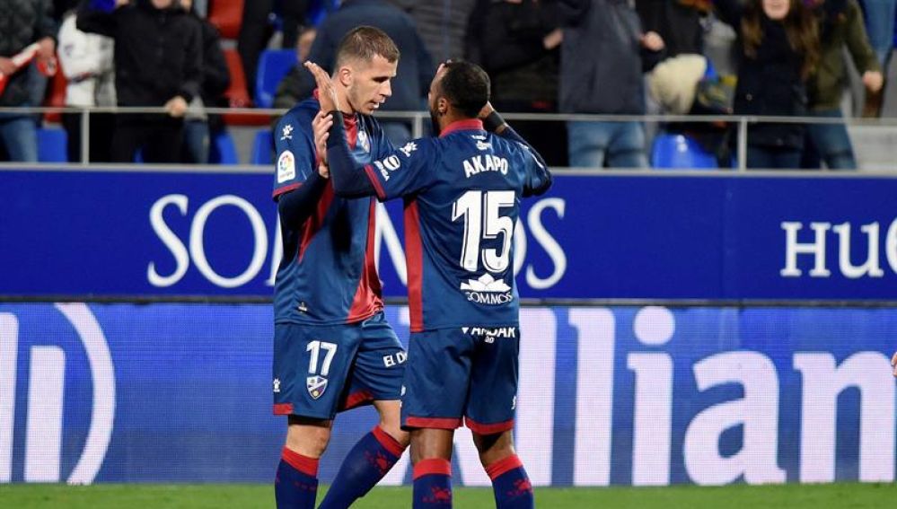 Cristian Rivera y Akapo (Huesca) celebran un gol ante el Levante