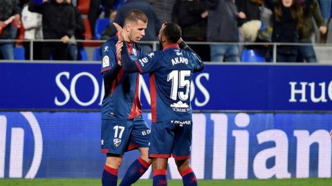 Cristian Rivera y Akapo (Huesca) celebran un gol ante el Levante