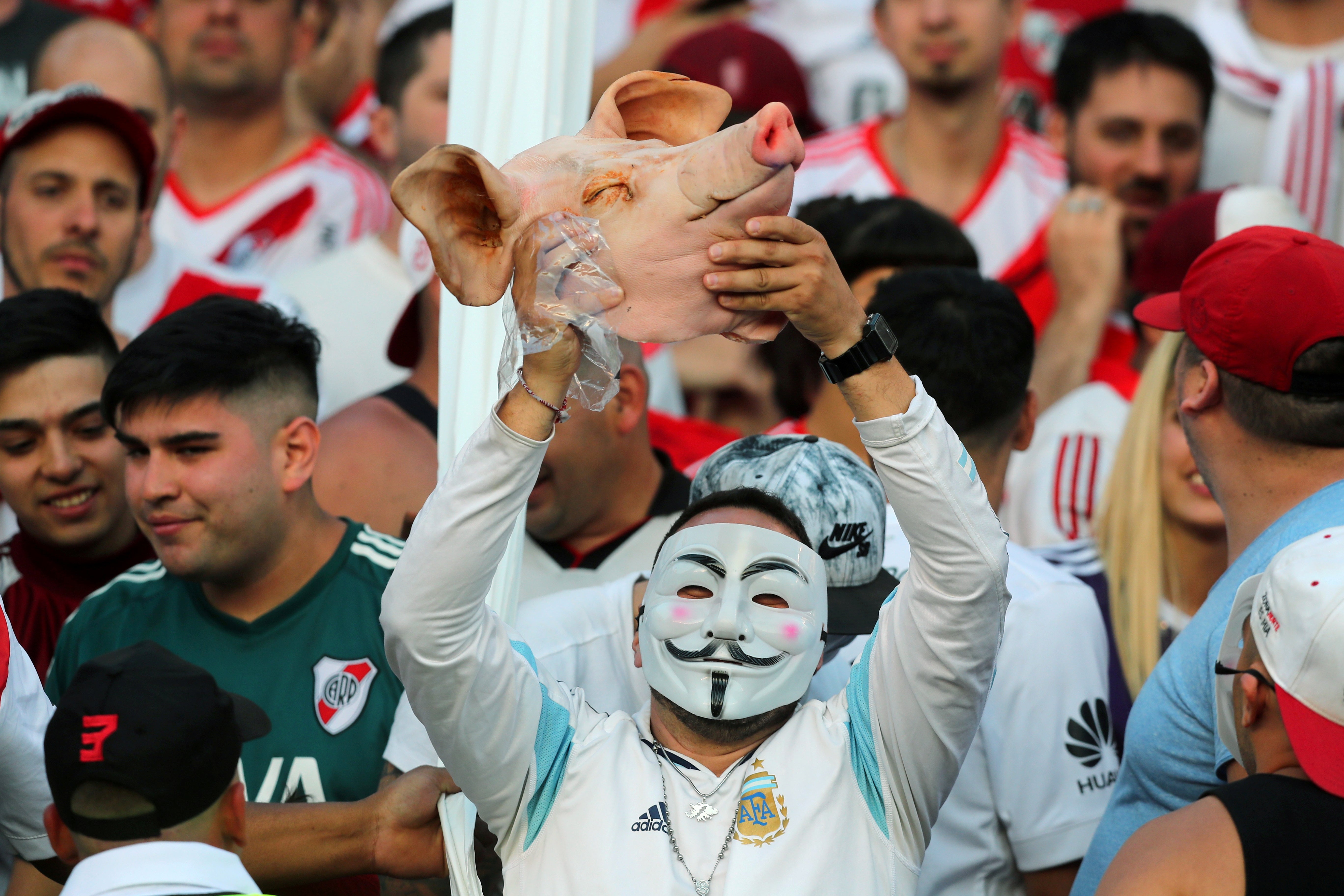 "¡Qué vergüenza!": indignación por los incidentes ocurridos en la previa del River vs Boca de la Copa Libertadores "¡Qué vergüenza!": indignación por los incidentes ocurridos en la previa del River vs Boca de la Copa Libertadores