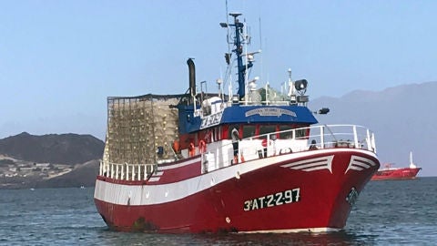 Pesquero de Santa Pola 'Nuestra Madre Loreto' que ha rescatado 12 migrantes de una patera en aguas de Libia